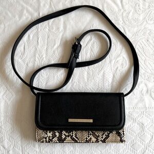 Reaction Kenneth Cole Crossbody Purse Wristlet Wallet Snake Reptile Print Black